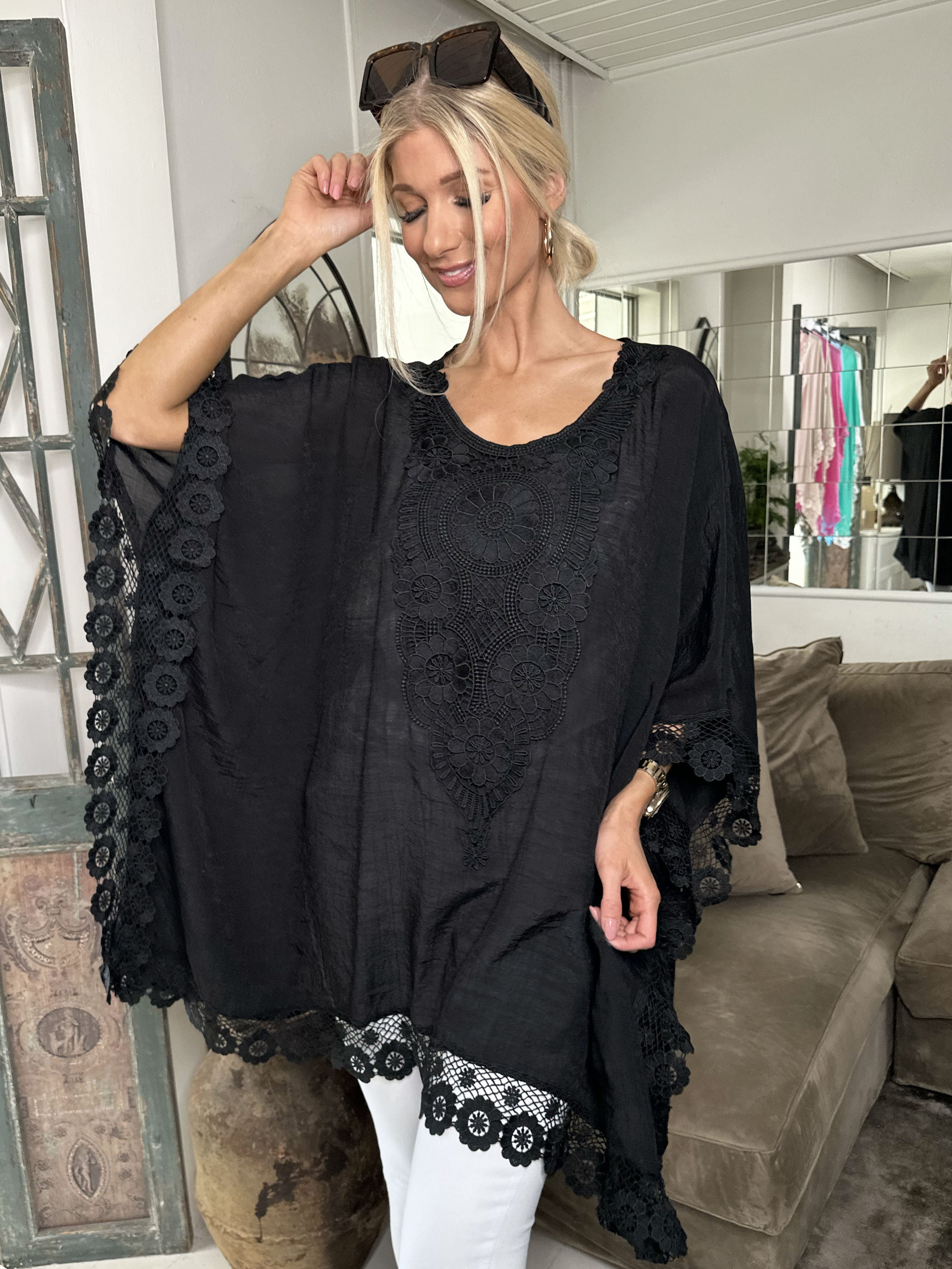 Leslie - Smuk tunika med blondekanter